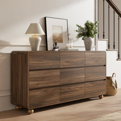 Commode moderne à 9 tiroirs en noyer avec coins arrondis, grand coffre de rangement sans poignées, idéal pour la chambre, la chambre d'enfant, le salon et l'entrée.