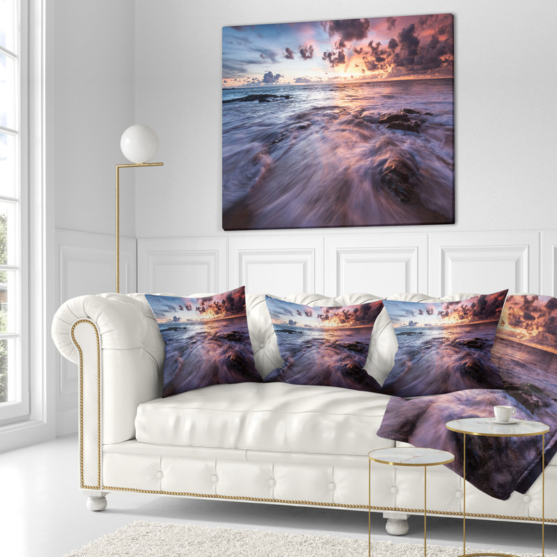 Coussin Waves Hitting Rocky Beach - Sea & Shore, 16 po x 1 po, Coussin décoratif