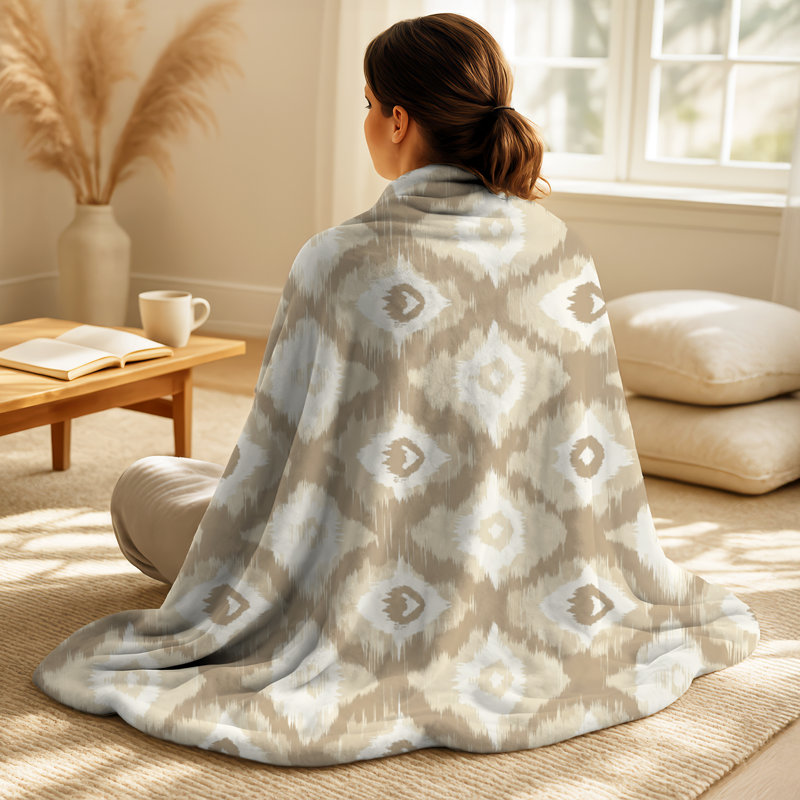 Ikat neutre - couverture en peluche contemporaine beige, jeté en molleton moderne