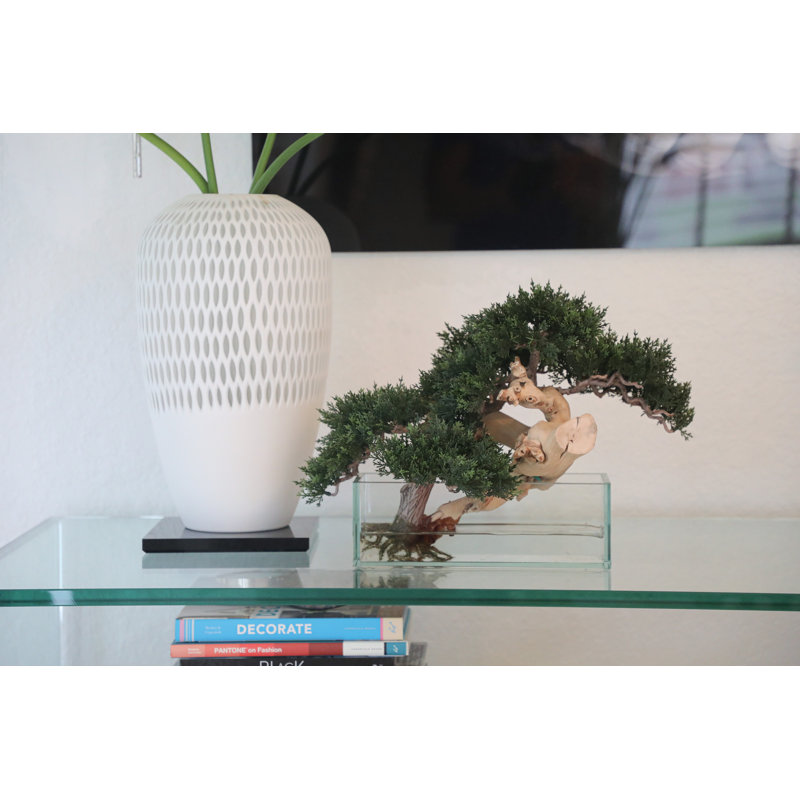 Cèdre artificiel dans un vase