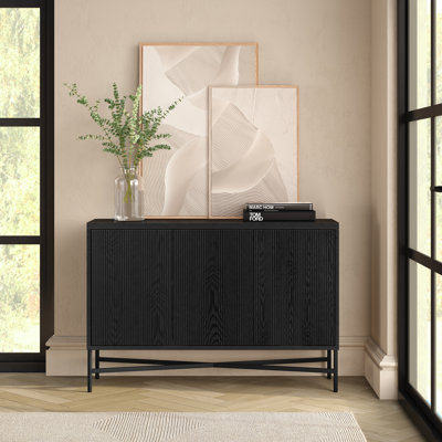 Buffet cannelé de 122 cm avec étagères réglables et système de gestion des câbles — Meuble de rangement scandinave noir veiné pour salle à manger ou salon | Dodson