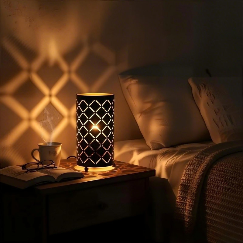 Lampe de chevet moderne avec interrupteur marche / arrêt, lampe de table de chevet en métal noir avec abat-jour à motif de losanges dorés, éclairage ambiant pour le bureau de la chambre à coucher, base moyenne E26