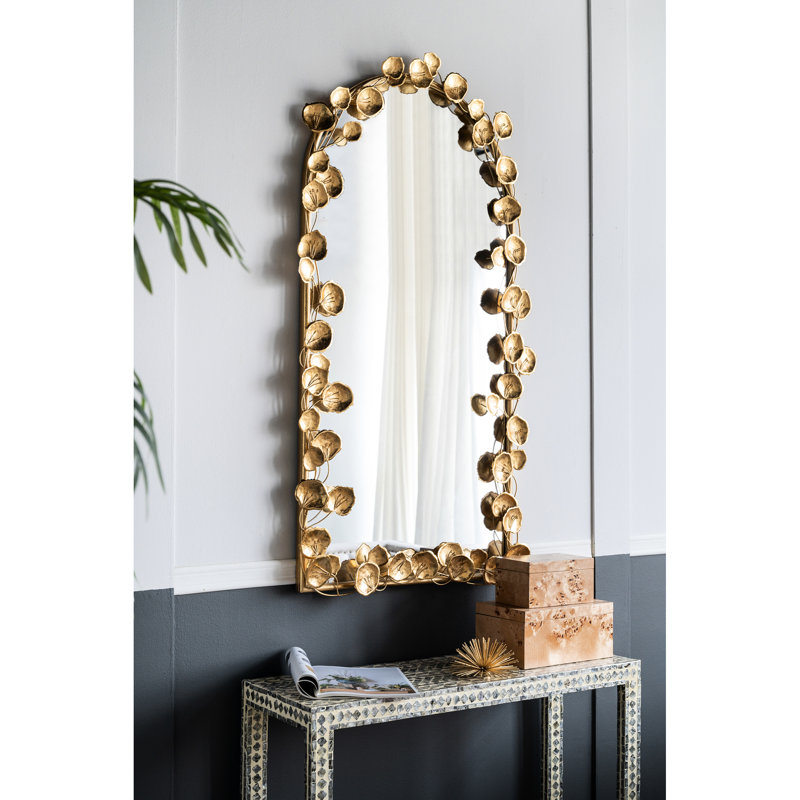 Miroir arqué pleine longueur avec ornements en feuille d'or pour le mur accentué du salon