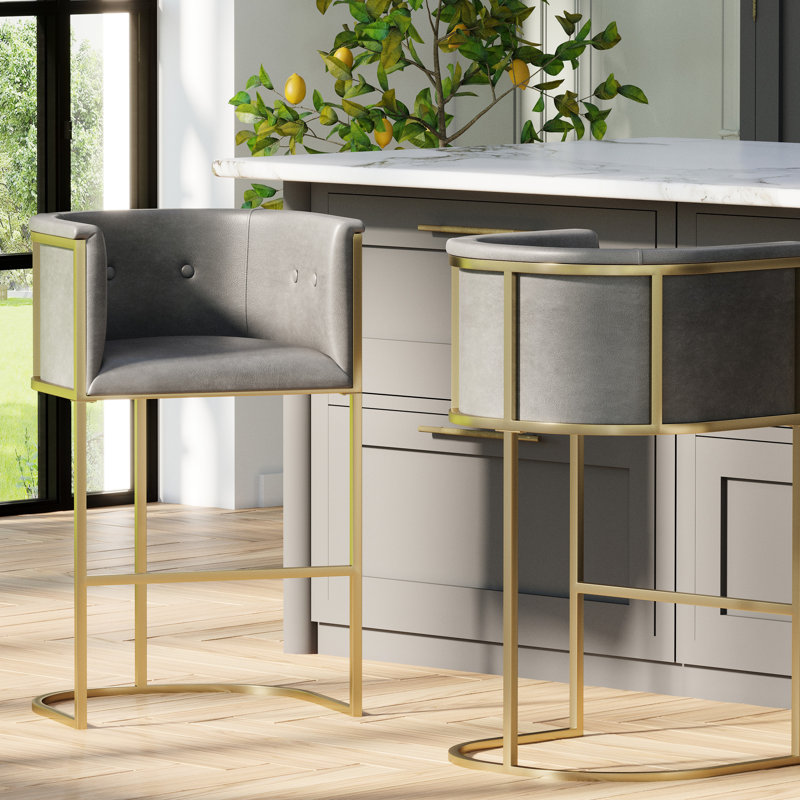 Tabouret de 31 po en similicuir gris, base en métal satiné, siège rembourré, tabouret en cuir profilé épuré, dossier à boutons, patins réglables, repose-pieds architectural