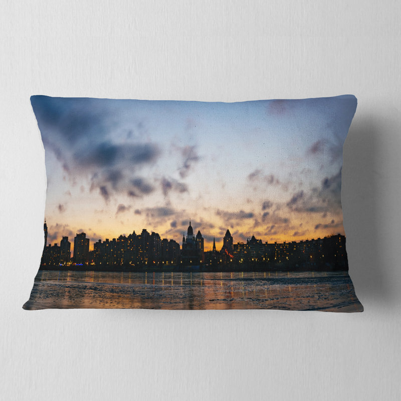 Coussin lombaire cityscape coucher de soleil avec nuages dans un panorama kiev