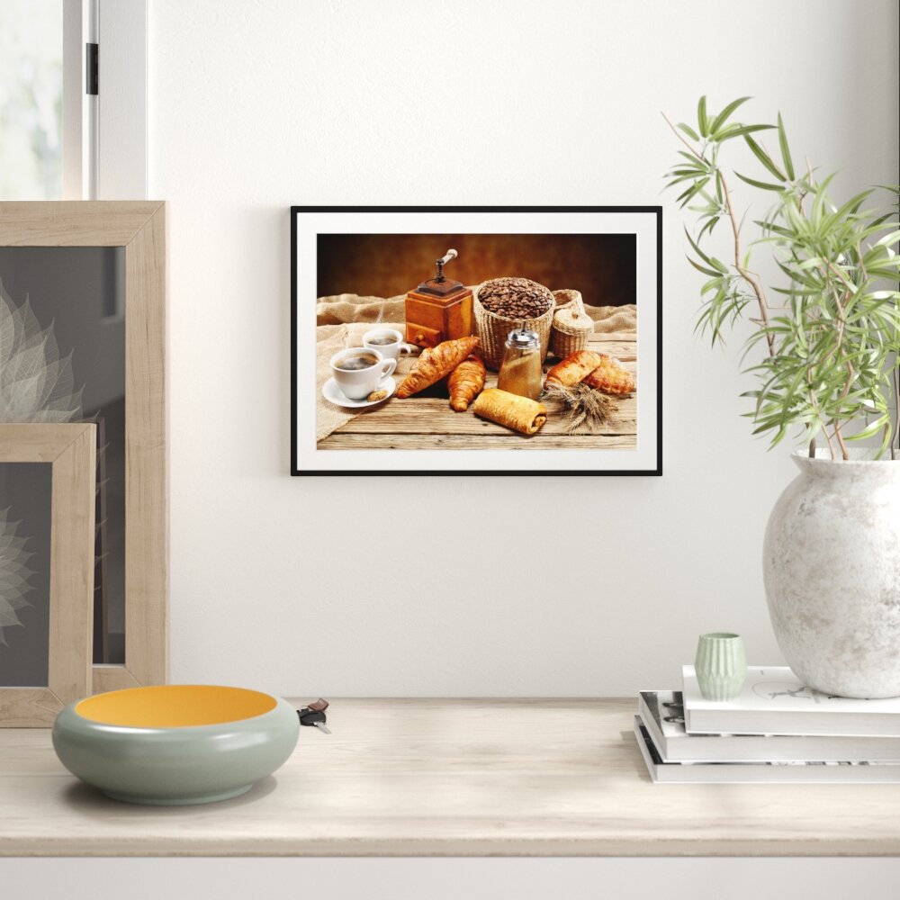 Gerahmtes Poster Aromatischer Kaffee mit Croissant