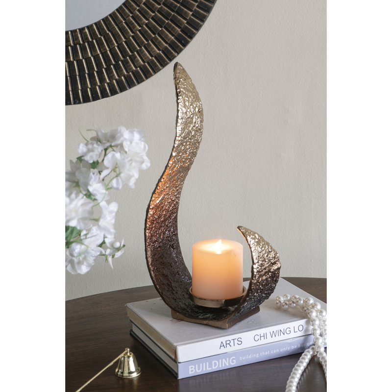 Bougeoir sculptural en métal avec une finition ombrée dorée et bronze