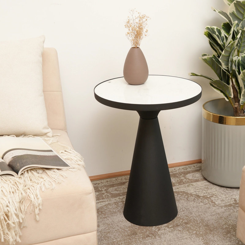 Table de bout avec plateau en marbre blanc et structure en métal noir