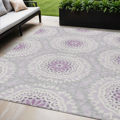 Tapis intérieur / extérieur lilas 5 pi x 8 pi à motif de lilas mauve et ivoire