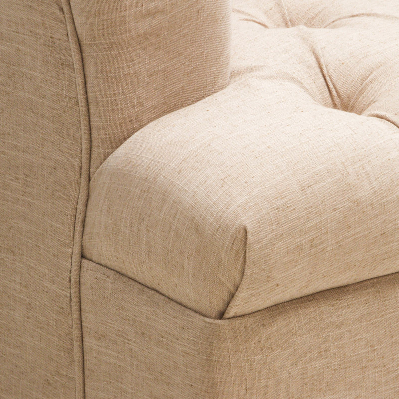 Chaise en beige avec pieds en chêne patiné et dossier chic