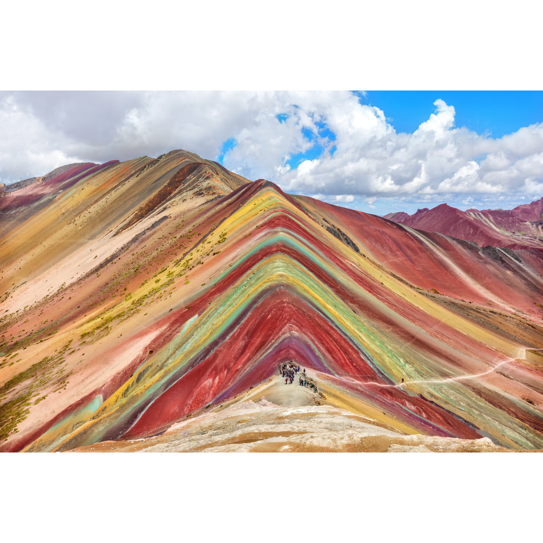 Leinwandbild Unbekannte Touristen beim Wandern auf dem Regenbogenberg, Peru