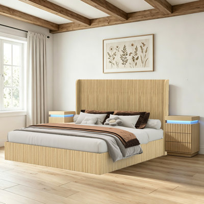 Ensemble de chambre à coucher style ferme vintage 3 pièces, comprenant 1 lit king-size avec haute tête de lit à oreilles et 2 tables de chevet avec éclairage DEL et station de recharge.