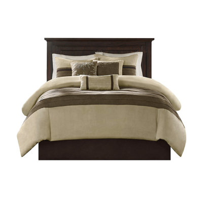 Édredon 7 pièces Natural King. Conception transitionnelle en faux suède. Literie confortable. Comprend un édredon, des taies décoratives, 3 coussins décoratifs et une jupe de lit. . Lavable à la machine pour un entretien facile.