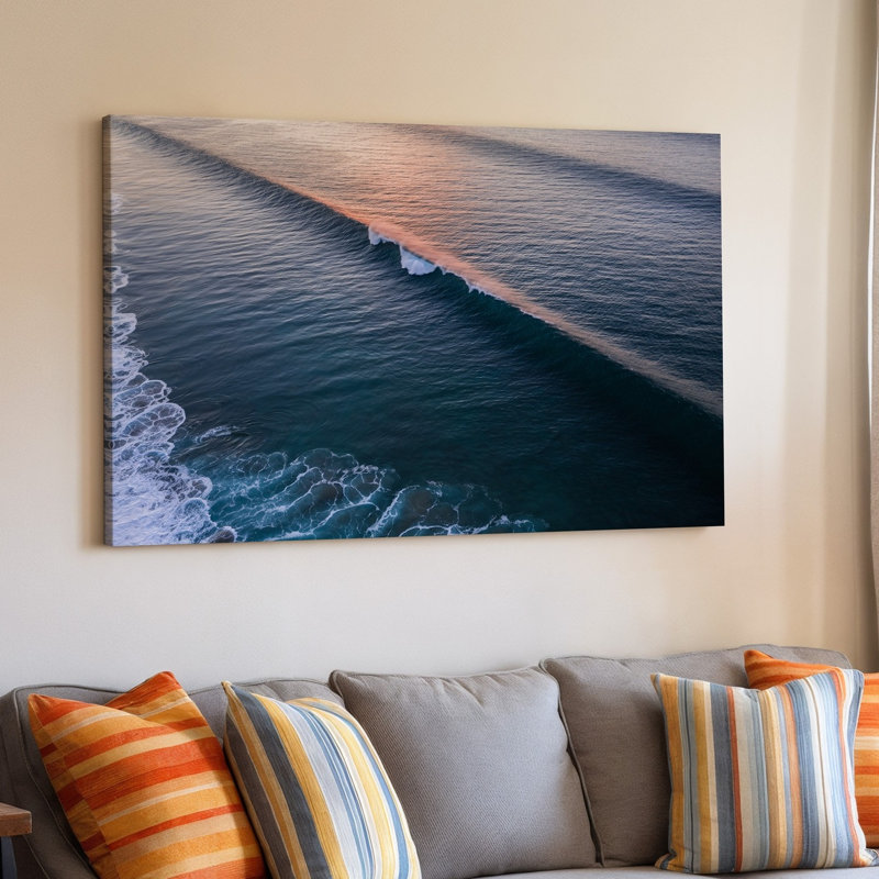 Toile, "Une scène côtière sereine au crépuscule" présentant un art mural doucement ondulé, "Vague d'océan" capturée à partir d'une perspective élevée