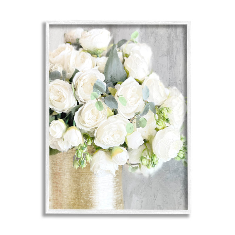 «Full White Rose Bouquet», estampe numérique par Anne Bailey, H 30 po x l 24 po x P 1,5 po, Giclée encadrée blanc bord de mer