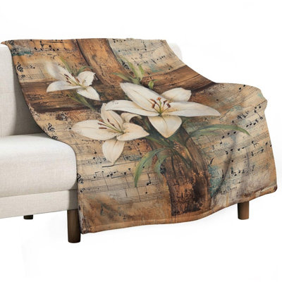 Lys en fleurs sur une feuille de musique en croix rustique, jeté en flanelle de luxe, couverture douce et chaude pour le canapé-lit du salon