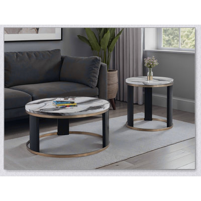 Table de bout ronde de style contemporain avec plateau en marbre et anneaux dorés, pieds en bois élégants pour les intérieurs modernes