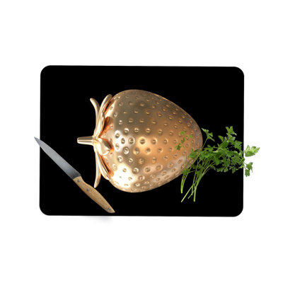 Planche à découper en verre trempé Golden Strawberry Design sur un matériau en verre tendance pour un attrait de cuisine moderne