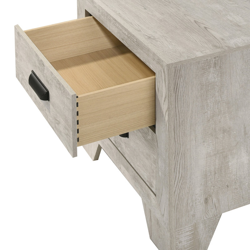 Table de chevet transitionnelle à 2 tiroirs avec quincaillerie en métal et finition en bois blanchi, parfaite pour les chambres à coucher modernes et rustiques.