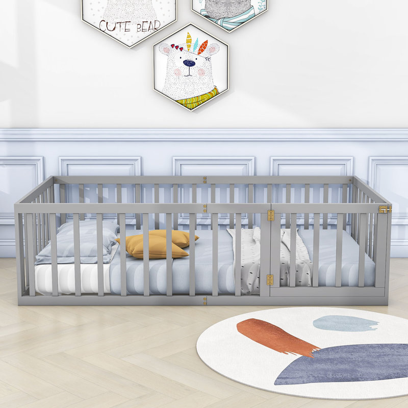 Lit de jour simple en bois avec clôture et porte, gris