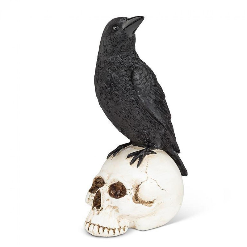 Figurine corbeau perché sur un crâne