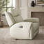 Fauteuil inclinable manuel de style transitionnel, fini beige, avec mousse haute densité, accoudoirs profilés et assise large pour un confort optimal dans votre salon.