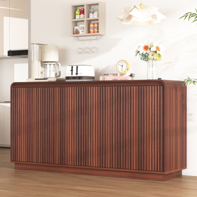 Meuble télé cannelé 4 portes en noyer avec prise de courant, centre de divertissement Wave sans poignée, armoire de rangement réglable à 3 niveaux en panneau de particules, console multimédia multifonctionnelle et buffet