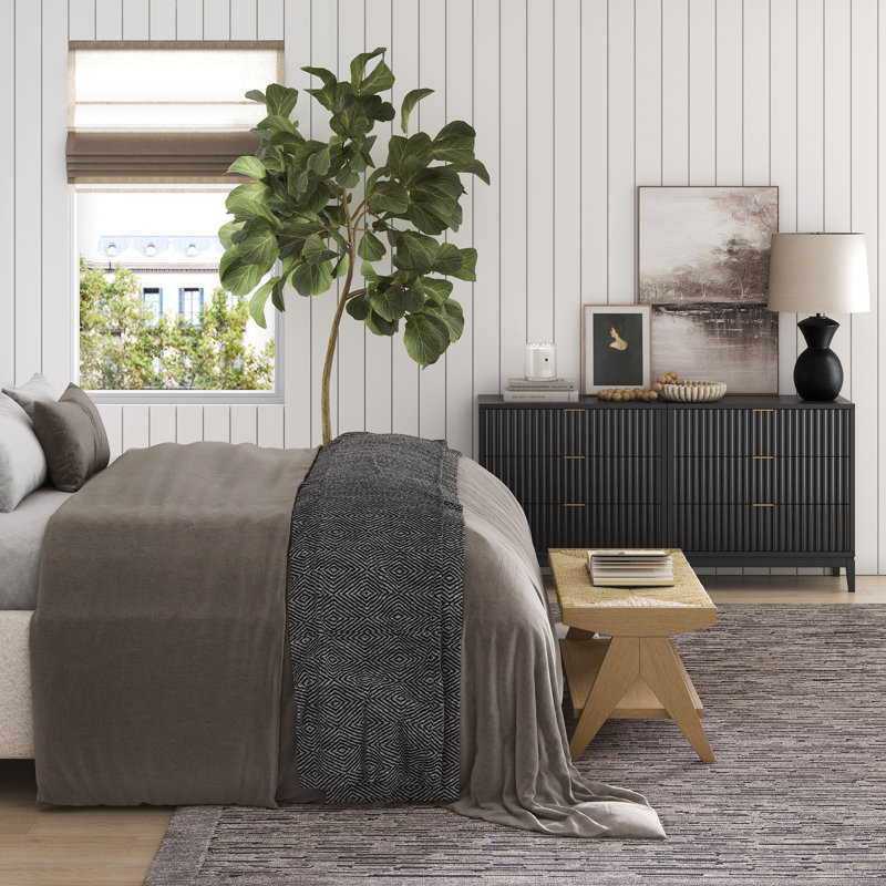 Commode 3 tiroirs Carrera avec structure en bois massif et détails cannelés, Chêne noir