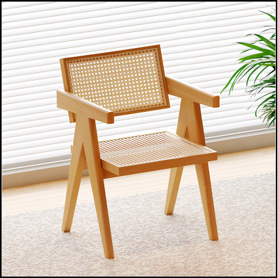 Chaise de salle à manger avec dossier en similicuir gris pâle et pieds en métal noir, design incurvé et élargi pour un confort et une polyvalence accrus.