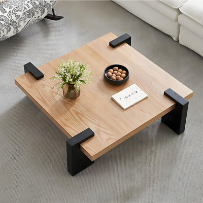 Table basse de style nordique en bois massif.