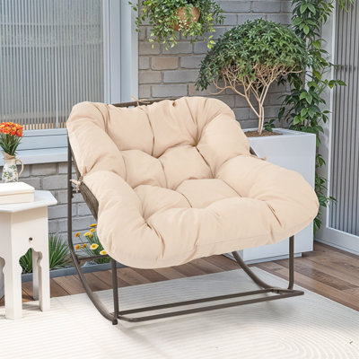 Chaise berçante confortable avec coussin moelleux et confortable