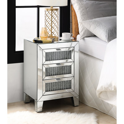 Table de chevet à 3 tiroirs avec miroir, incrustations de faux diamants et poignée à un seul bouton, assemblée, 45,7 cm de large, 35,6 cm de profondeur, 66 cm de hauteur, 28,6 kg, argentée, table en verre incrusté de miroir, rangement, 45,7 cm l x 35,6 cm p x 66 cm