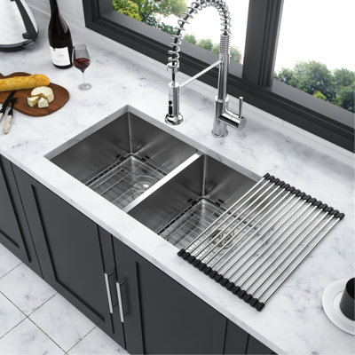 Évier de cuisine encastré 30 po à double cuve 50/50 de calibre 16, deux cuves profondes de 10 po, fait à la main, bonde arrière de 3,5 po, rainures en X pour une vidange en douceur, insonorisation de 3 mm, condensation, ensemble avec support et