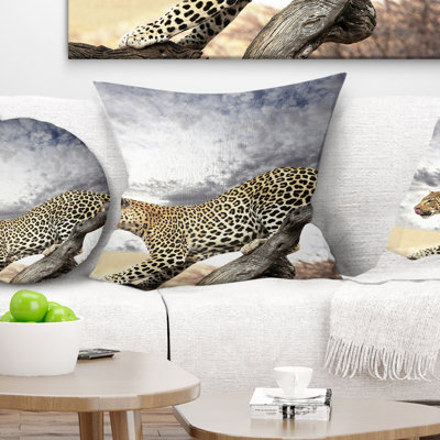 Léopard se reposant sur un tronc d'arbre - Coussin imprimé animal