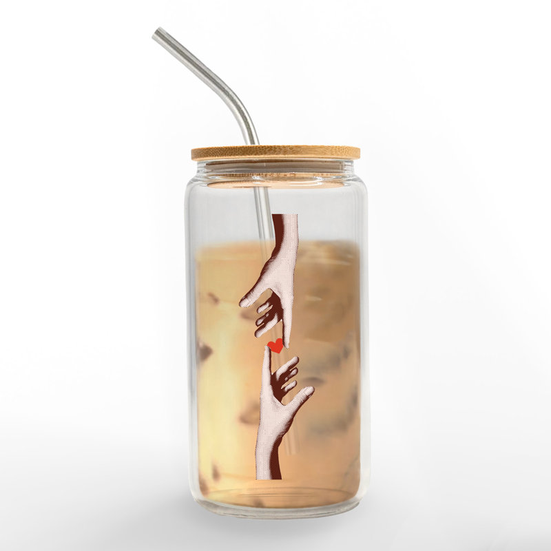 Cœur, mains, atteindre la tasse en verre
