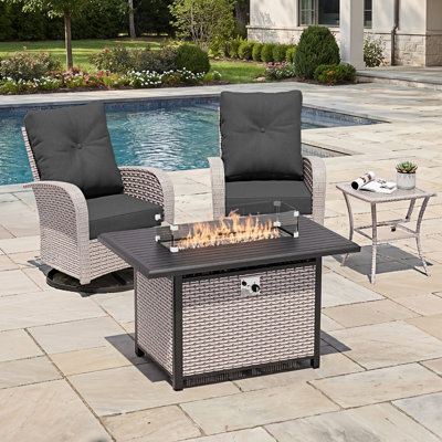 Ensemble de patio extérieur 4 pièces avec foyer, fauteuils pivotants et berçants en résine tressée résistante aux intempéries avec coussins, table d'appoint, utilisable toute l'année pour terrasse et jardin, noir