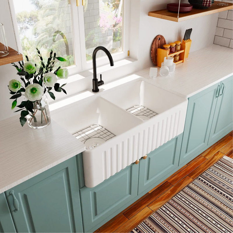Évier de cuisine de ferme à double cuve avec grille et crépine L 33 po x l 20 po Fireclay