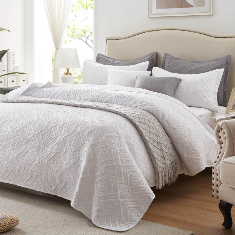 3-Piece King Size Quilt Set - Lightweight Microfiber Bedspread & 2 Pillow Shams, White Checkered Floral Pattern, Oversized 98x106 Inches, All-Season Bed Cover