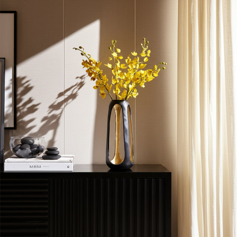 Vase en métal, aluminium, style décoratif glamour avec cadre ajouré et silhouette moderne pour les intérieurs contemporains