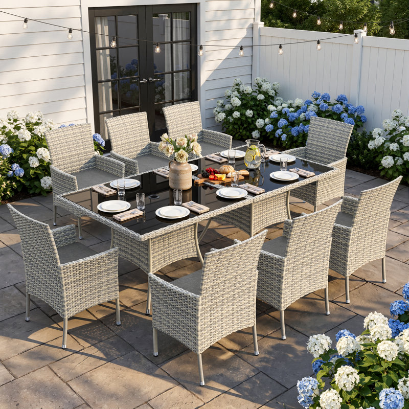 Ensemble de salle à manger 10 pièces en rotin pour l'extérieur avec coussins, 8 fauteuils et 2 tables à plateau en verre trempé