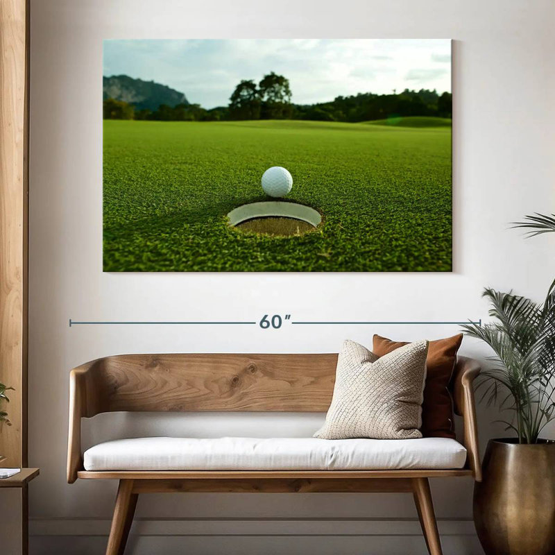 Balle de golf Sireci près du trou, H 34 po x l 51 po
