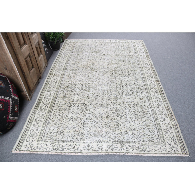 Tapis turc fabriqué à la main avec des motifs complexes dans des tons neutres qui rehausse tout espace de vie