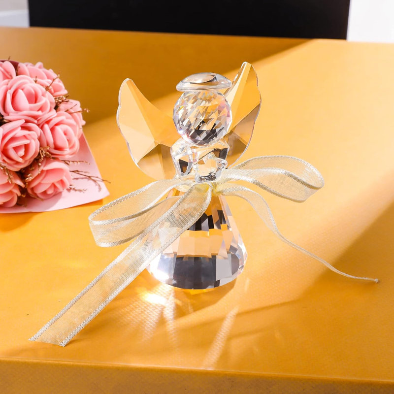 Élégante figurine d'ange en cristal, ornement décoratif orné d'une auréole et d'ailes délicates., Clair