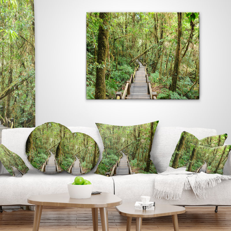 Walk Way in Deep Forest - Coussin à imprimé paysage, 18 po x 18 po