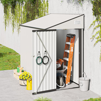 Abri de rangement en métal blanc 4*8 pieds avec porte latérale à charnière simple, bonne ventilation, pour les entrepôts d'outils agricoles dans les vergers et les élevages.