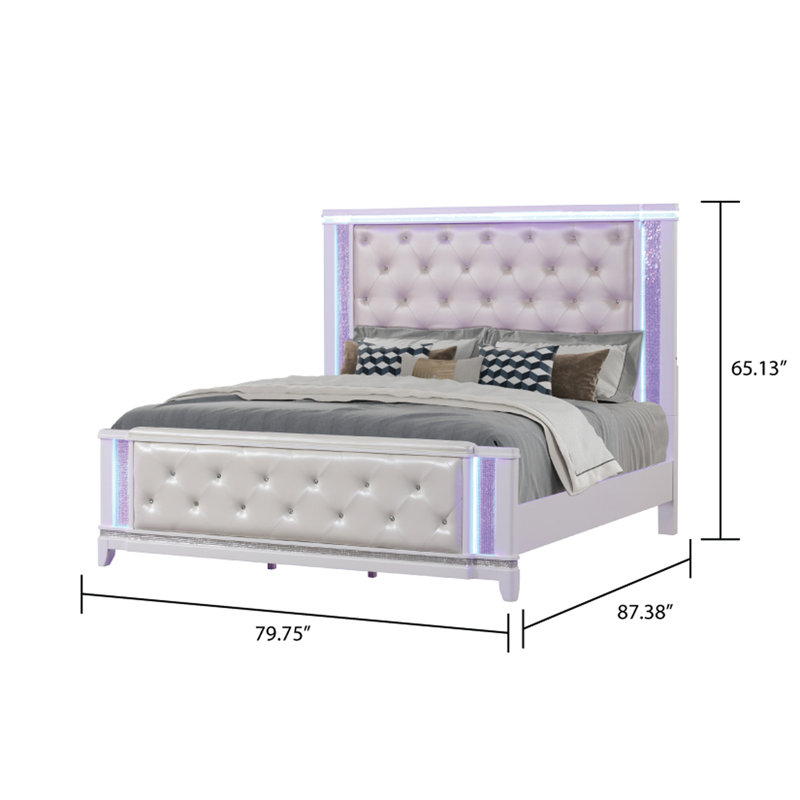 Très grand lit moderne blanc laiteux, tête de lit lumineuse, avec des caractéristiques en cristal pour une chambre blanche