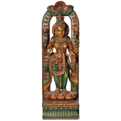 Le Lissome Devi Lakshmi debout sur un lotus
