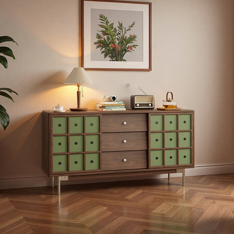 Grande armoire de rangement dans le salon
