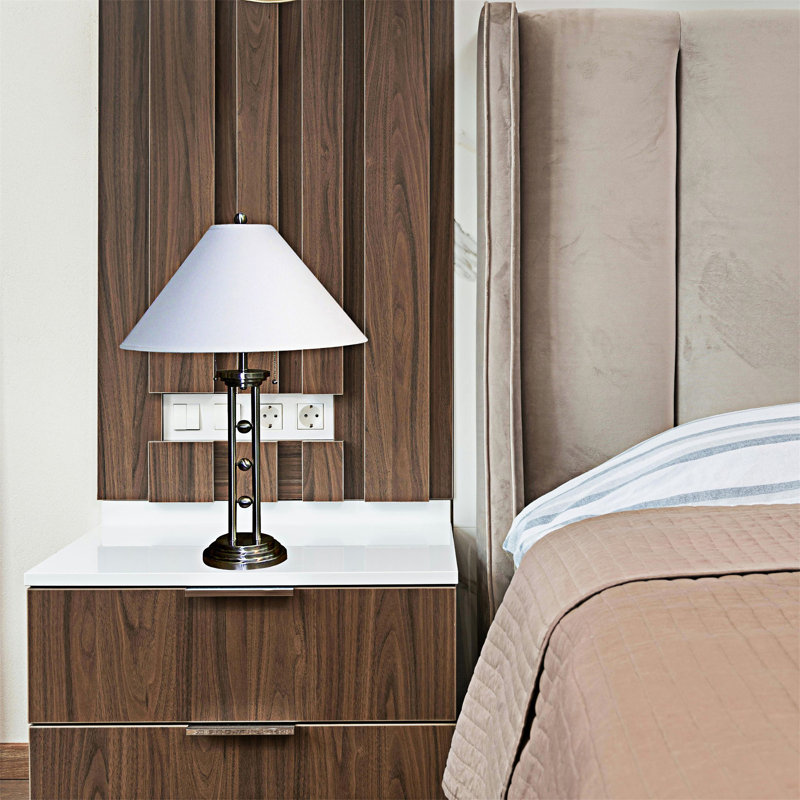 Lampe de table élégante en acier brossé avec abat-jour en lin blanc doux