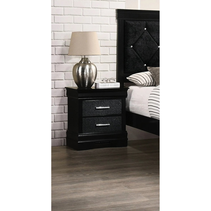 Table de chevet à finition noire avec deux tiroirs, bois massif, design contemporain, poignées en métal classiques et tiroirs modernes avec finition capitonnée
